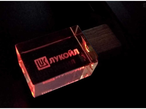 USB-флешка на 64 ГБ прямоугольной формы, под гравировку 3D логотипа, материал стекло, с деревянным колпачком красного цвета, красный